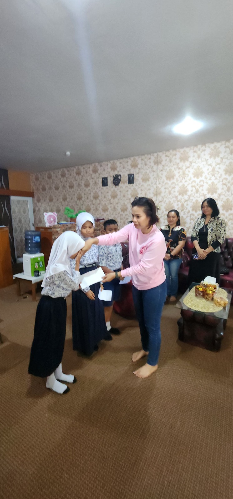 Moment Hari Kartini 2025, Srikandi dan PIKK PLN UP3 Palu Hadirkan Senyum Lewat Program “Anak Kesayangan