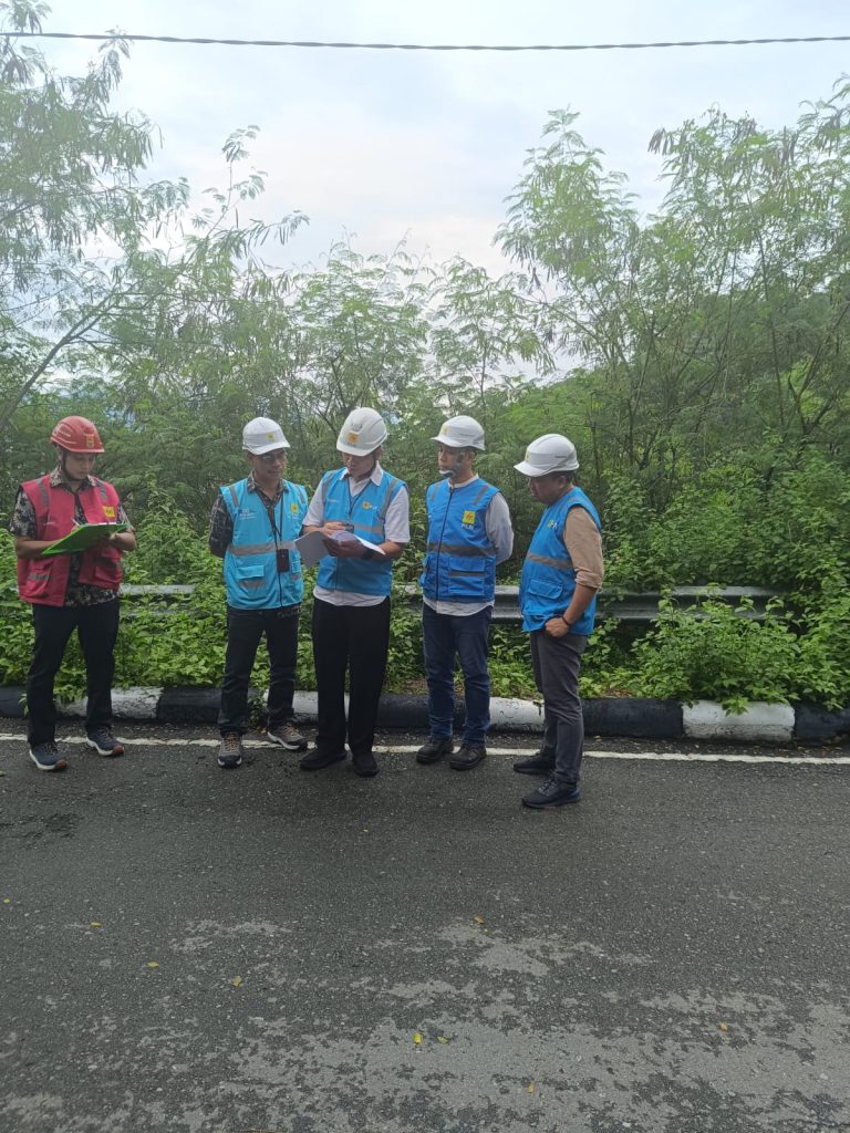 Dorong Implementasi Zero Harm Zero Loss, General Manager PLN UID Suluttenggo Lakukan Inspeksi Pekerjaan Sesuai Standar K3