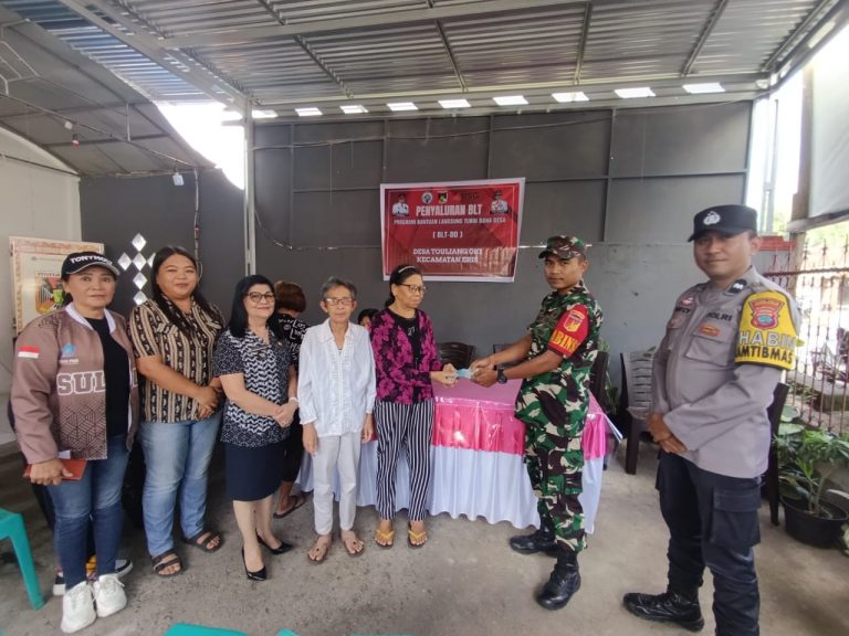 Berikan BLT KPM Desa Touliang Oki, Jeane Pakasi Ingatkan Penerima Untuk Gunakan Sesuai Harapan