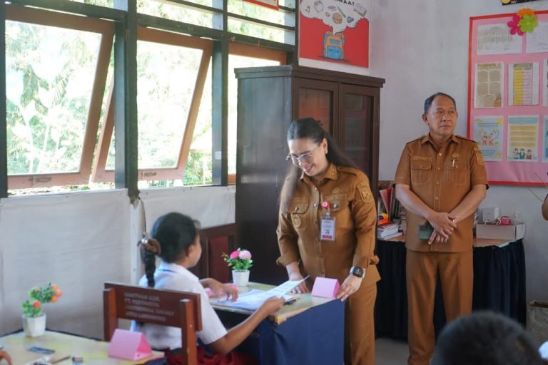Wabup Vasung Pantau Ujian Sumatif Akhir Jenjang di SD Negeri 1 Kawangkoan