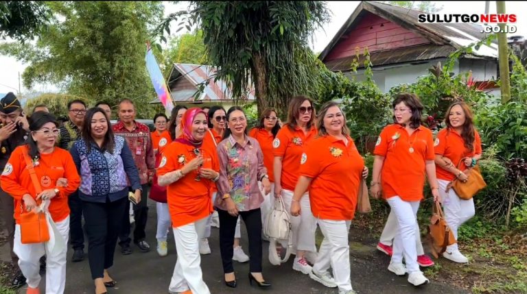 Perkumpulan Perempuan-Perempuan Tanah Minahasa Bakti Sosial di SD Negeri Sasaran Tondano