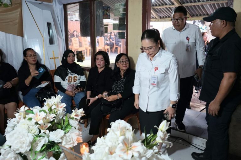 Wakil Bupati Minahasa Vanda Sarundajang Hadiri Ibadah Pemakaman Almarhum Erwien Bojoh