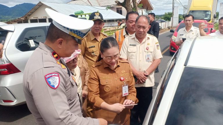 Wabup Sarundajang Pantau Langsung Razia Pajak Kendaraan di Langowan