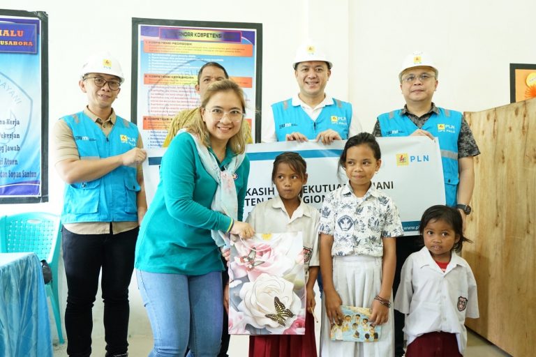 PLN Tak Hanya Terangi Negeri, Tapi Juga Hati: Perokris Palu Berbagi Kasih di SDN 13 Sindue Tombusabora