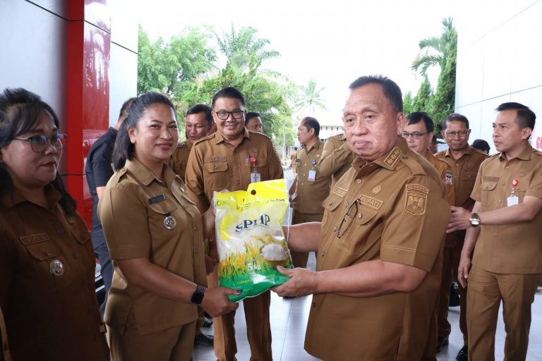 BUPATI ROBBY DONDOKAMBEY APRESIASI GELAR PANGAN MURAH DI MINAHASA