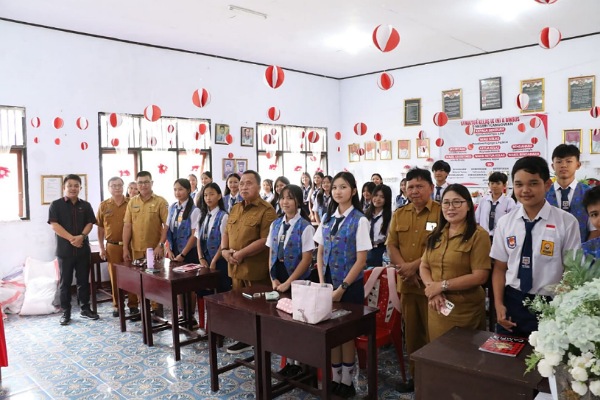 Bupati Robby Dondokambey Kunjungan Kerja di Kecamatan Kawangkoan Barat dan SMP Negeri 1 Langowan