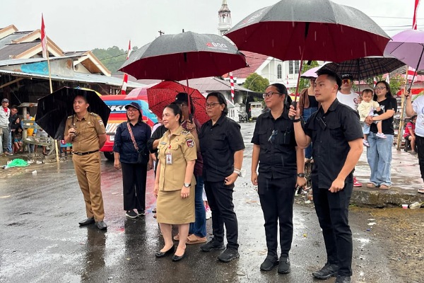Wakil Bupati Vanda Sarundajang Saksikan Pawai Pembangunan di Kecamatan Sonder