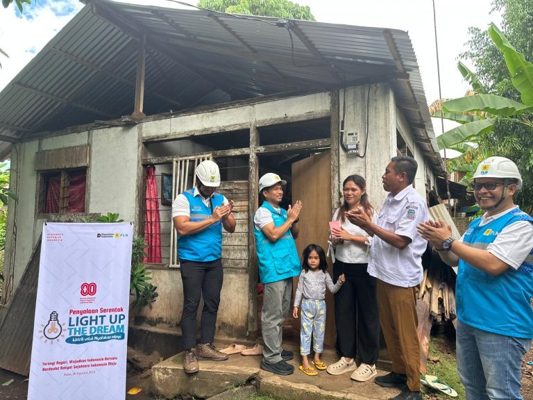 Program “Light Up the Dream”, Sambung Listrik Gratis Donasi Pegawai PLN Berhasil Nyalakan Lebih dari 154 Keluarga Prasejahtera