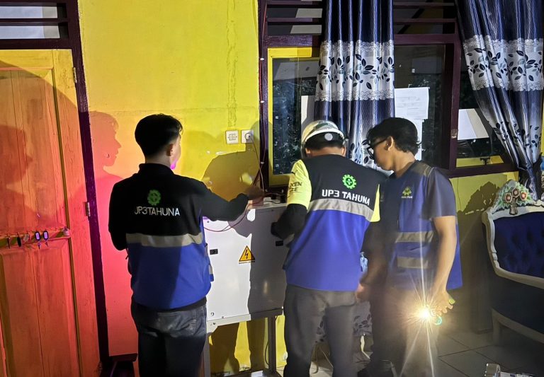 Terangi Masa Depan: PLN UP3 Tahuna Dukung Revitalisasi Dan Digitalisasi Sekolah Lewat Supersun Di Desa Beeng