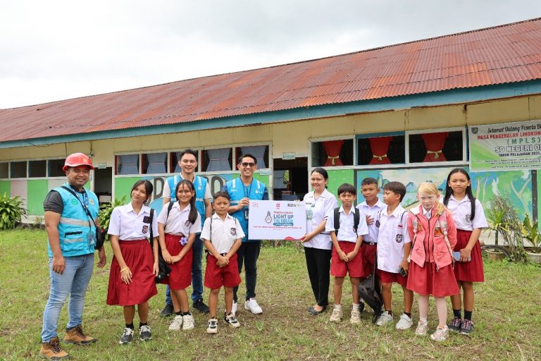 Semangat Kemerdekaan, PLN Hadirkan Terang Untuk Pendidikan, Nyalakan Listrik Gratis Melalui Program Light Up The Dream di SDN Oboy Bolmong