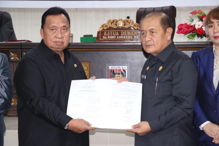 Rapat Paripurna Pembicaraan Tingkat II APBD Perubahan Kabupaten Minahasa Disahkan