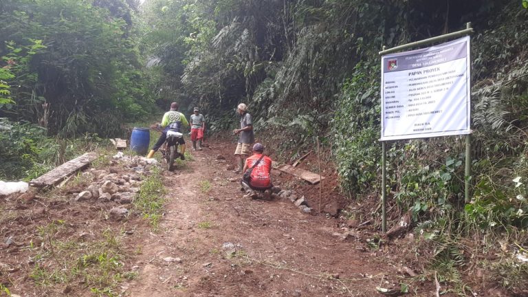 Pemerintah Desa Toulimemebet Bangun Jalan Perkebunan Permudah Akses Masyarakat