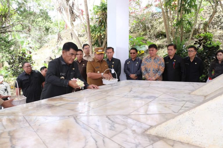 Ziarah di Makam Pahlawan Nasional Dr. G.S.S.J. Ratulangie, HUT Provinsi Sulut