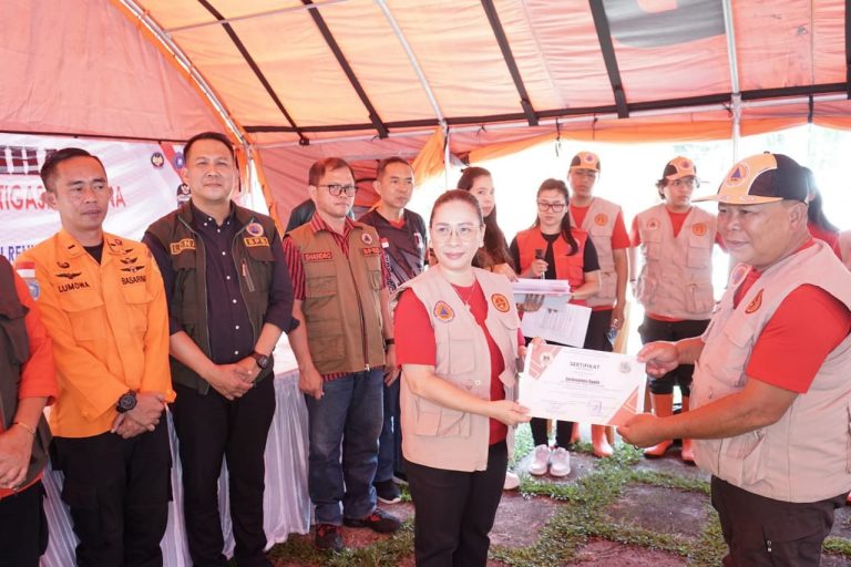 Vanda Sarundajang Kukuhkan Relawan Penanganan Bencana dan Tutup Pelatihan Mitigasi