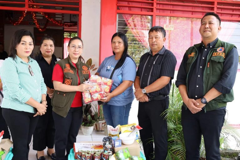 Vanda Sarundajang Serahkan Bantuan di Kecamatan Kakas dan Kakas Barat
