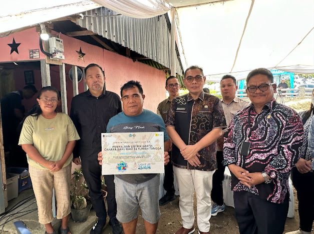 Momentum Menyambut HUT ke-61 Sulut, PLN UID Suluttenggo Sambungkan Listrik Gratis untuk 61 Keluarga Prasejahtera