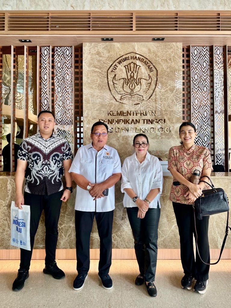 Bupati Robby Dondokambey Serahkan Proposal Permohonan Bantuan Pendidikan