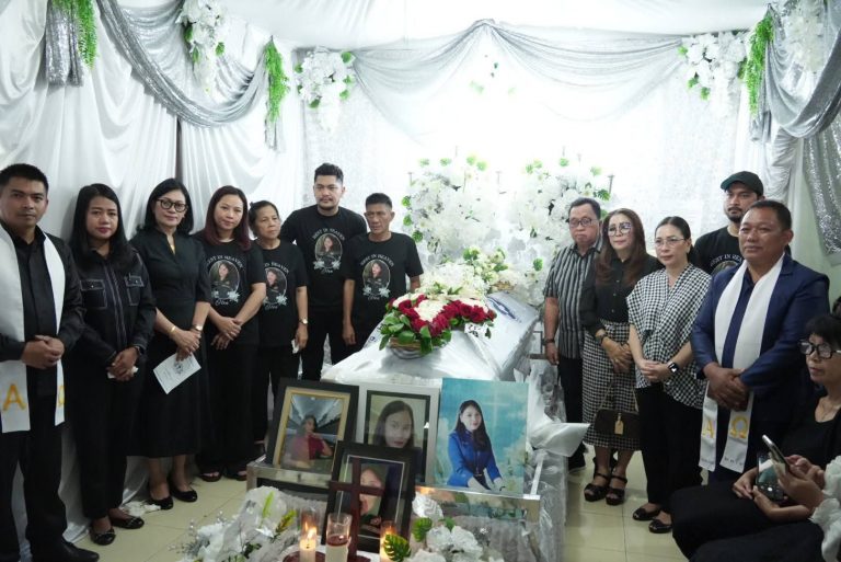 Bupati Robby dan Wakil Bupati Vanda Hadiri Ibadah Pemakaman Almh. Florencia Lolita Wibisono