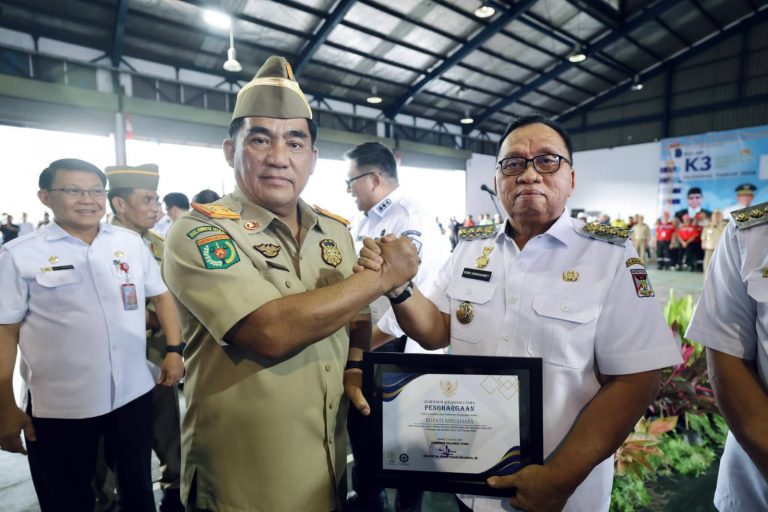 Bupati Minahasa Robby Dondokambey Terima Penghargaan dari Gubernur Sulut