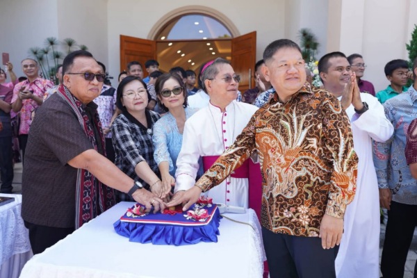 Bupati Robby Dondokambey Resmikan Gedung Gereja Katolik St. Blasius Kalasey