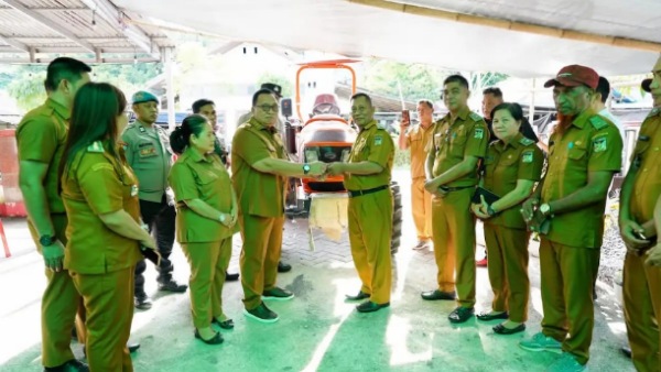 Bupati Robby Serahkan Alat Pertanian Alsintan