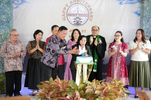 Wakil Bupati Vanda Sarundajang Hadiri Ibadah Syukur HUT ke-31 Jemaat GMIM Efrata Sentrum Sonder