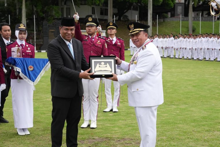 Bupati Robby Dondokambey Terima Penghargaan Kartika Pamong Praja Muda dan Alumni Kehormatan dari IPDN