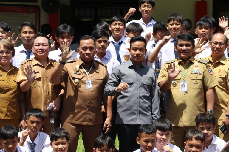 Bupati Robby dan Wabup Vanda Menyambut Kedatangan Wakil Presiden di Tanah Minahasa