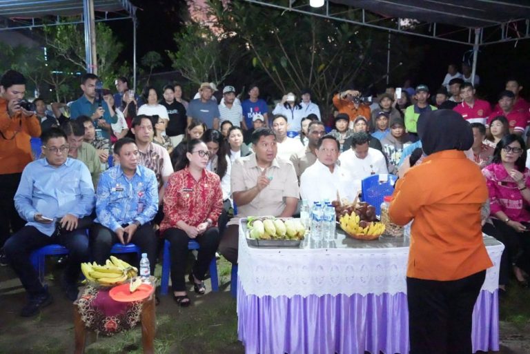 Wakil Bupati Vanda Sarundajang Dampingi Menteri Dalam Penyerahan BSPS