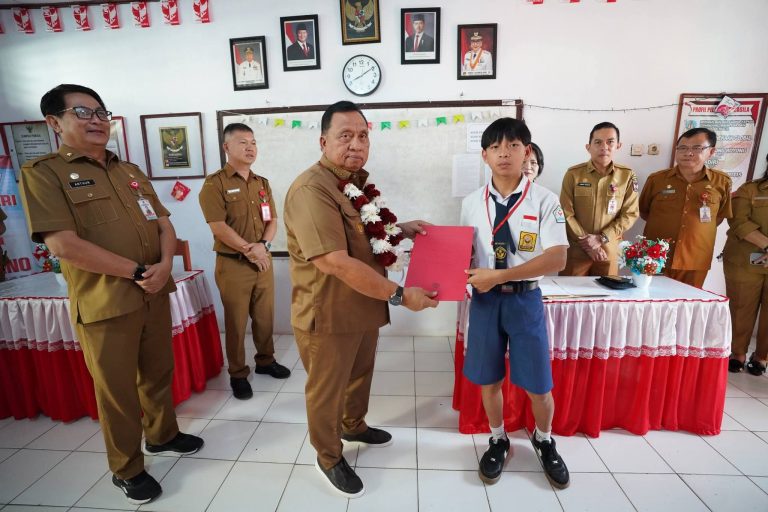 Bupati Robby Minta Siswa Berdoa dan Wakil Bupati Vanda Pastikan Tidak Ada Siswa Yang Lapar Saat Pelaksanaan USAJ