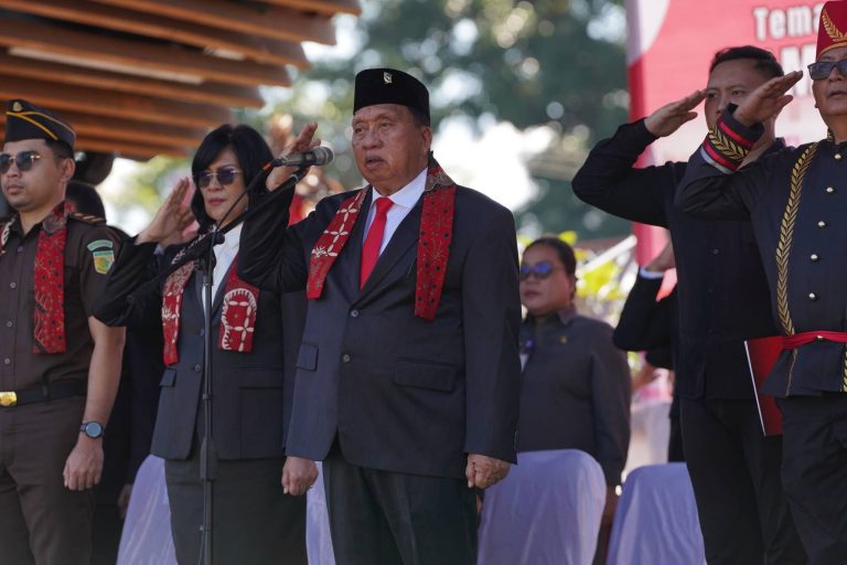 Hari Pendidikan Nasional di Kabupaten Minahasa, Bupati Robby Terima Penghargaan