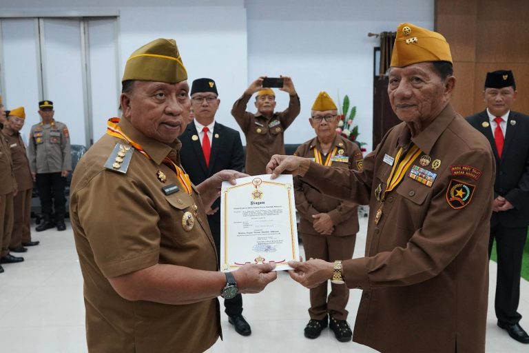 Bupati Robby Dondokambey Terima Bintang Legiun Veteran RI