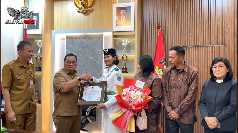 PEMKAB MINAHASA BERIKAN PENGHARGAAN KEPADA PASKIBRAKA NASIONAL FAITH LOUIZA TABITA MAENGKOM