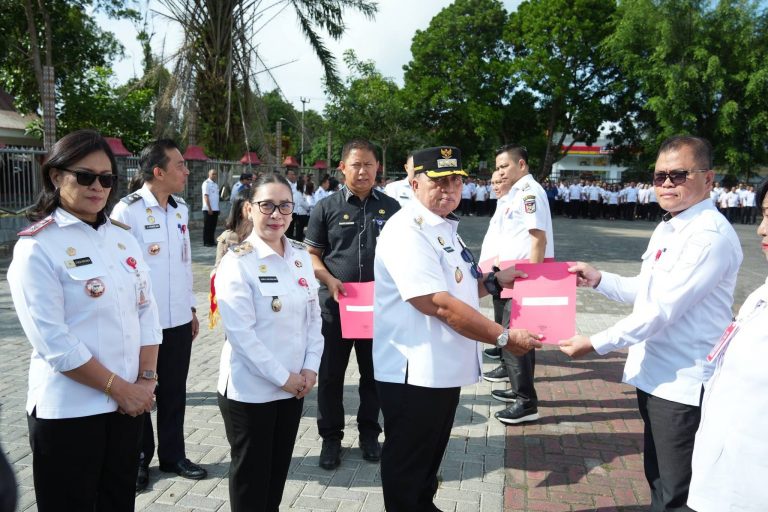 PIMPIN APEL KERJA AWAL BULAN, BUPATI MINAHASA SERAHKAN SK KENAIKAN PANGKAT ASN
