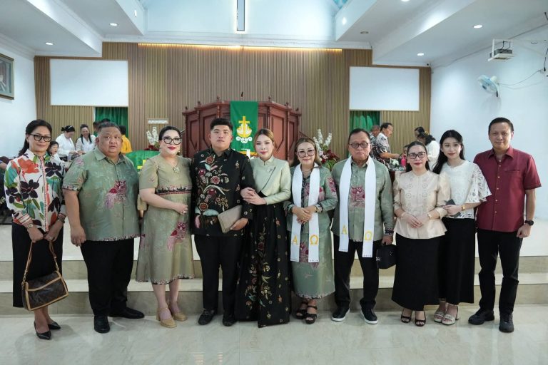 Ibadah dan Bacaan Nikah Zachary Pioh dan Sarah Dondokambey Digelar di GMIM Petra Sawangan