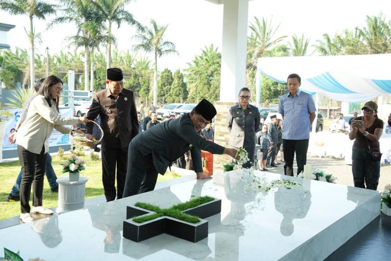 HUT ke-62 Sulut, Wabup Vanda Sarundajang Ziarah ke Makam Ayahanda