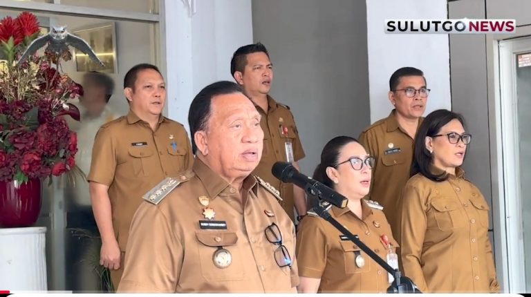 DUKUNG MODERNISASI PERTANIAN, ROBBY DONDOKAMBEY SERAHKAN 4 TRAKTOR CRAWLER UNTUK GAPOKTAN MINAHASA